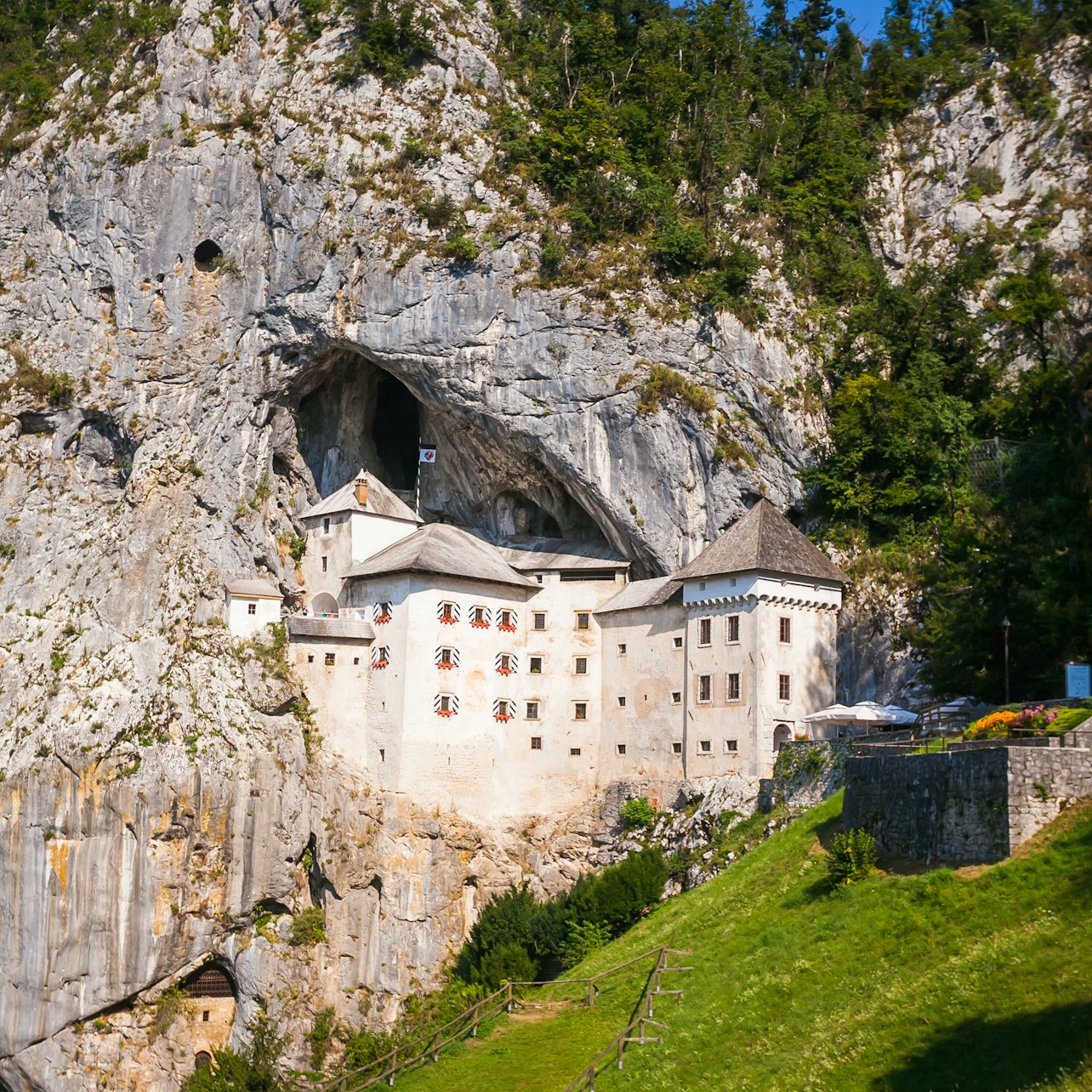 Immagine cover di Lago di Bled, Grotte di Postumia e Castel Lueghi: Tour in Giornata da Lubiana