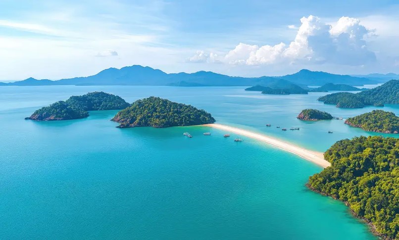 MALESIA TRA ALTOPIANI, FORESTA E MARE CRISTALLINO